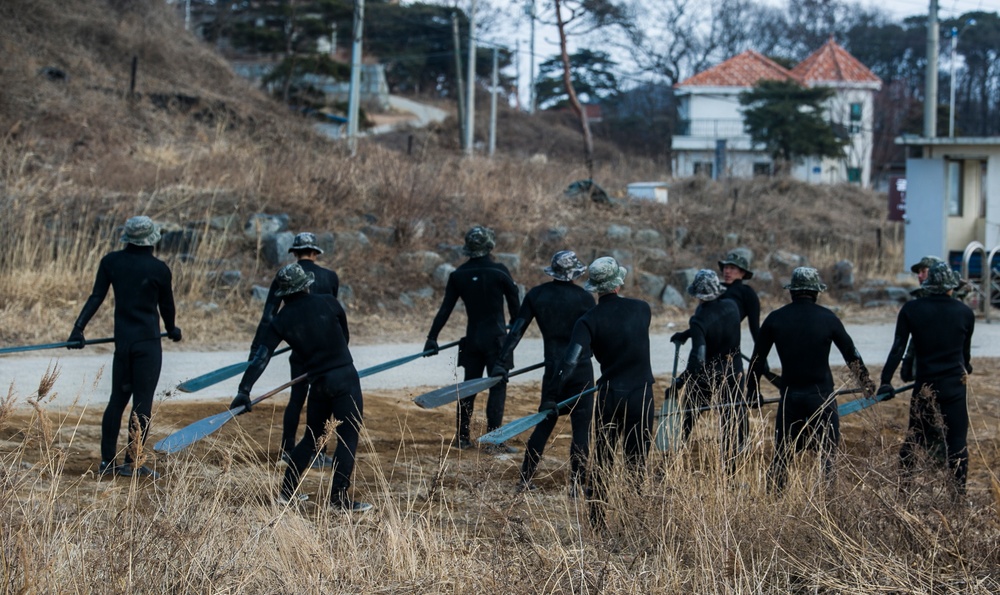 Marines use raiding craft for simulated beach demolition