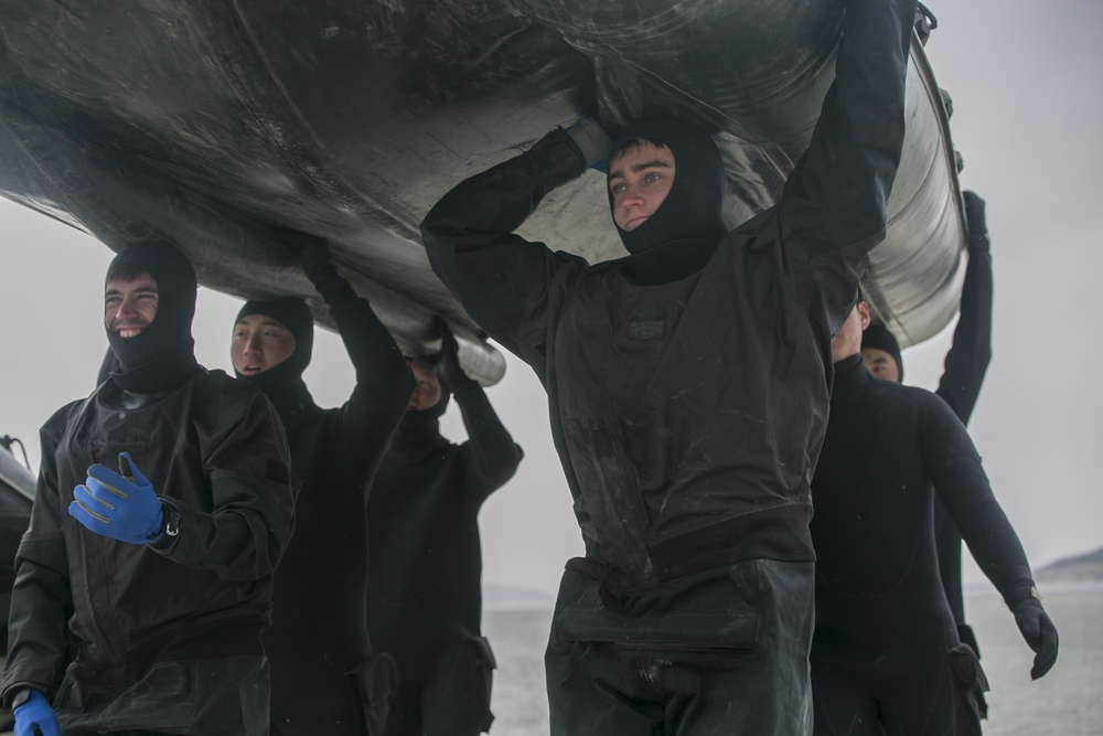 Marines use raiding craft for simulated beach demolition