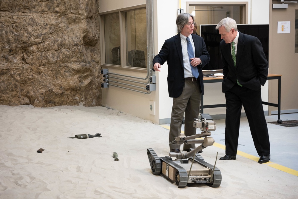 Mabus at Naval Research Laboratory