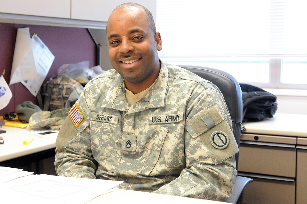 Army Reserve soldier serves his community in a dual role as a Chicago police officer