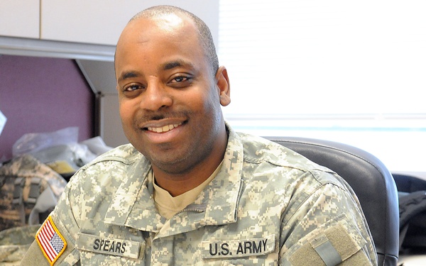 Army Reserve soldier serves his community in a dual role as a Chicago police officer