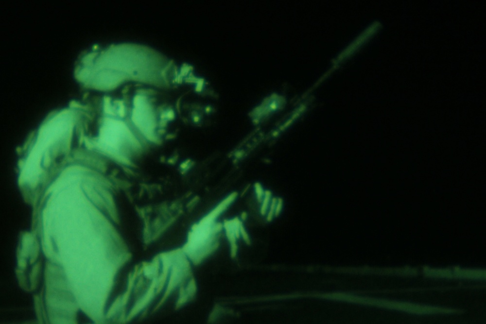 24th MEU's MRF conducts night-time live-fire exercise