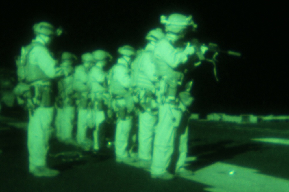 24th MEU's MRF conducts night-time live-fire exercise