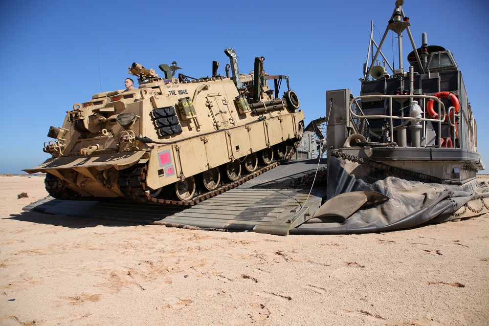 24th MEU conducts Off-load