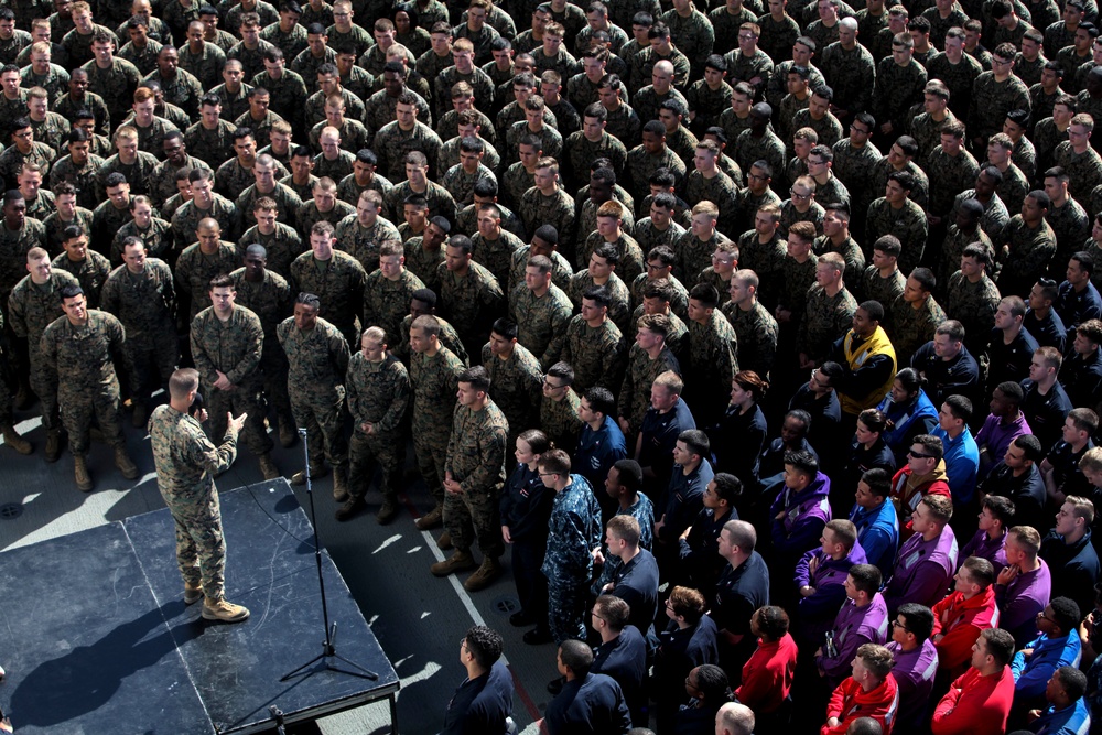 General Mundy visits Marines, sailors aboard USS Essex