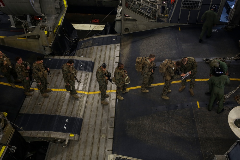 15th MEU Marines, USS Essex conduct troop movement training
