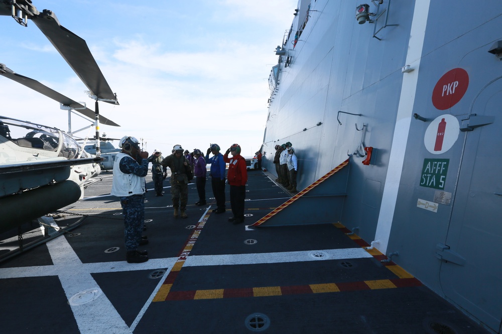 General Mundy visits USS Anchorage at sea