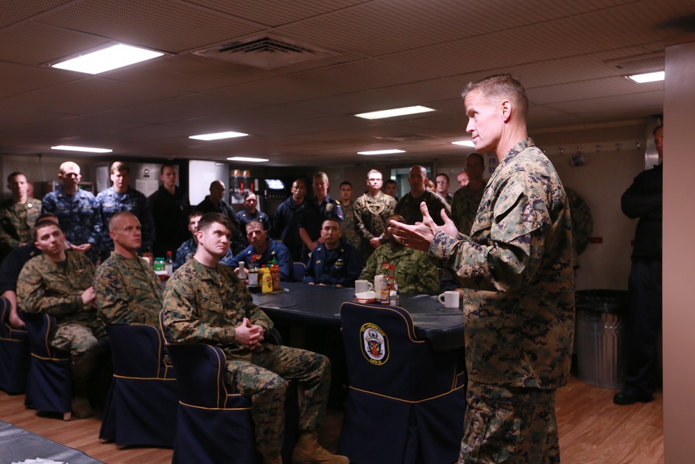 General Mundy visits USS Anchorage at sea