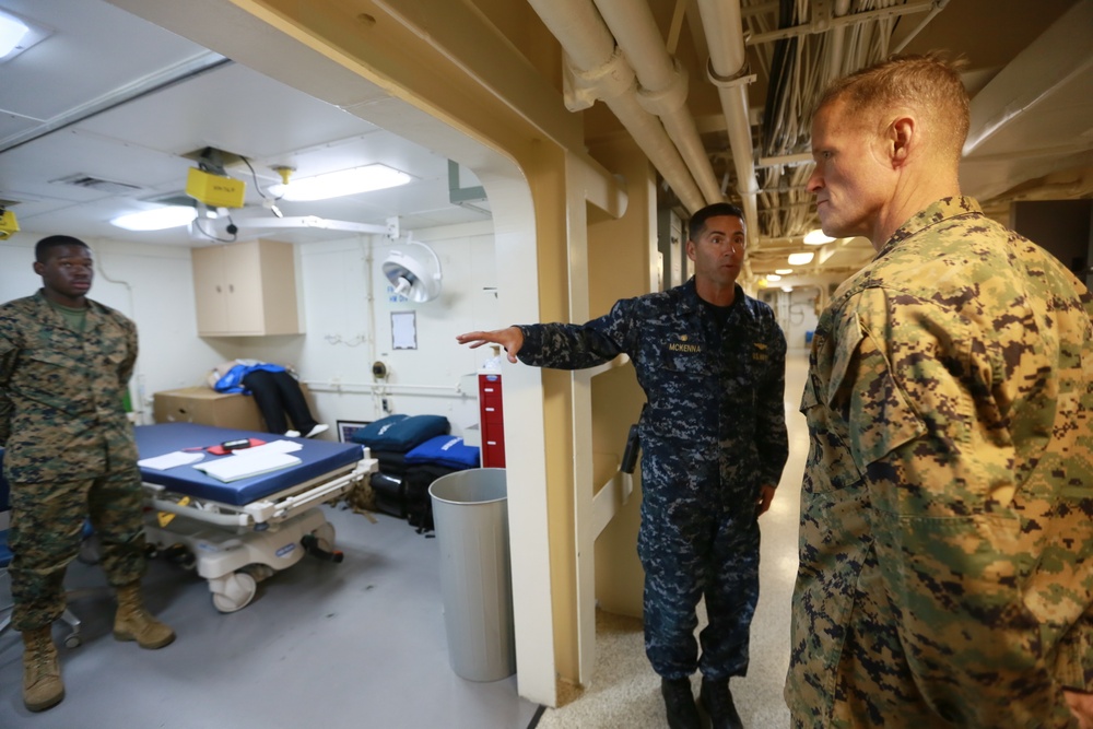 General Mundy visits USS Anchorage at sea