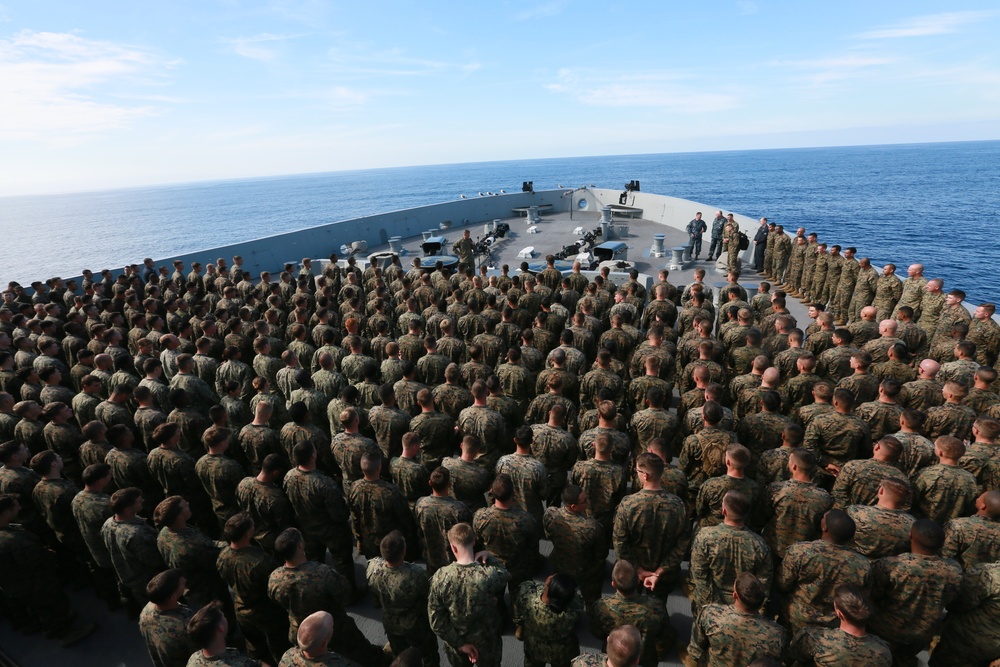 General Mundy visits USS Anchorage at sea