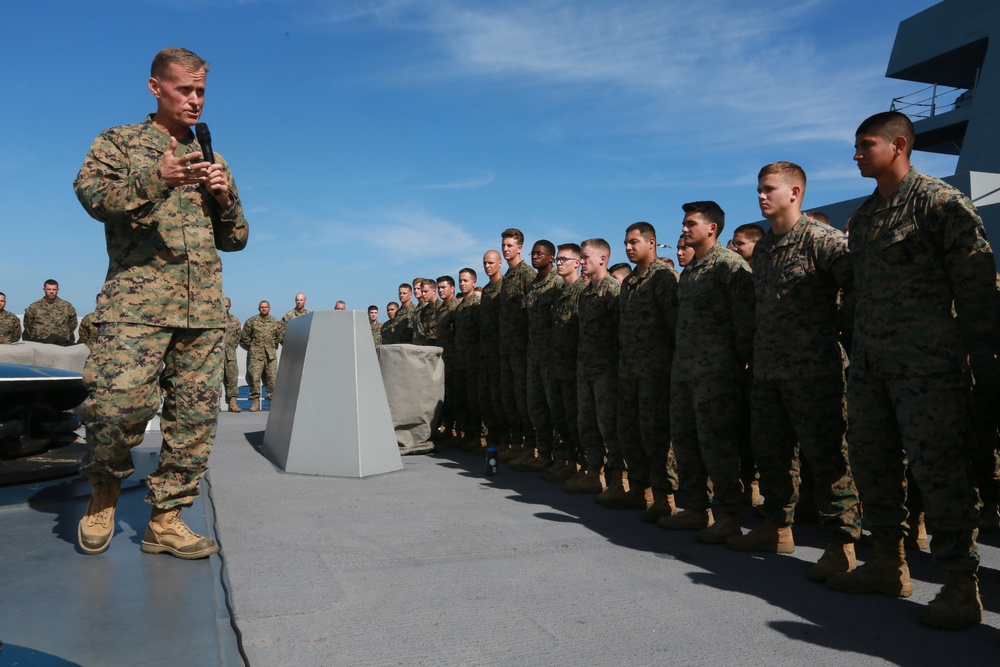 General Mundy visits USS Anchorage at sea