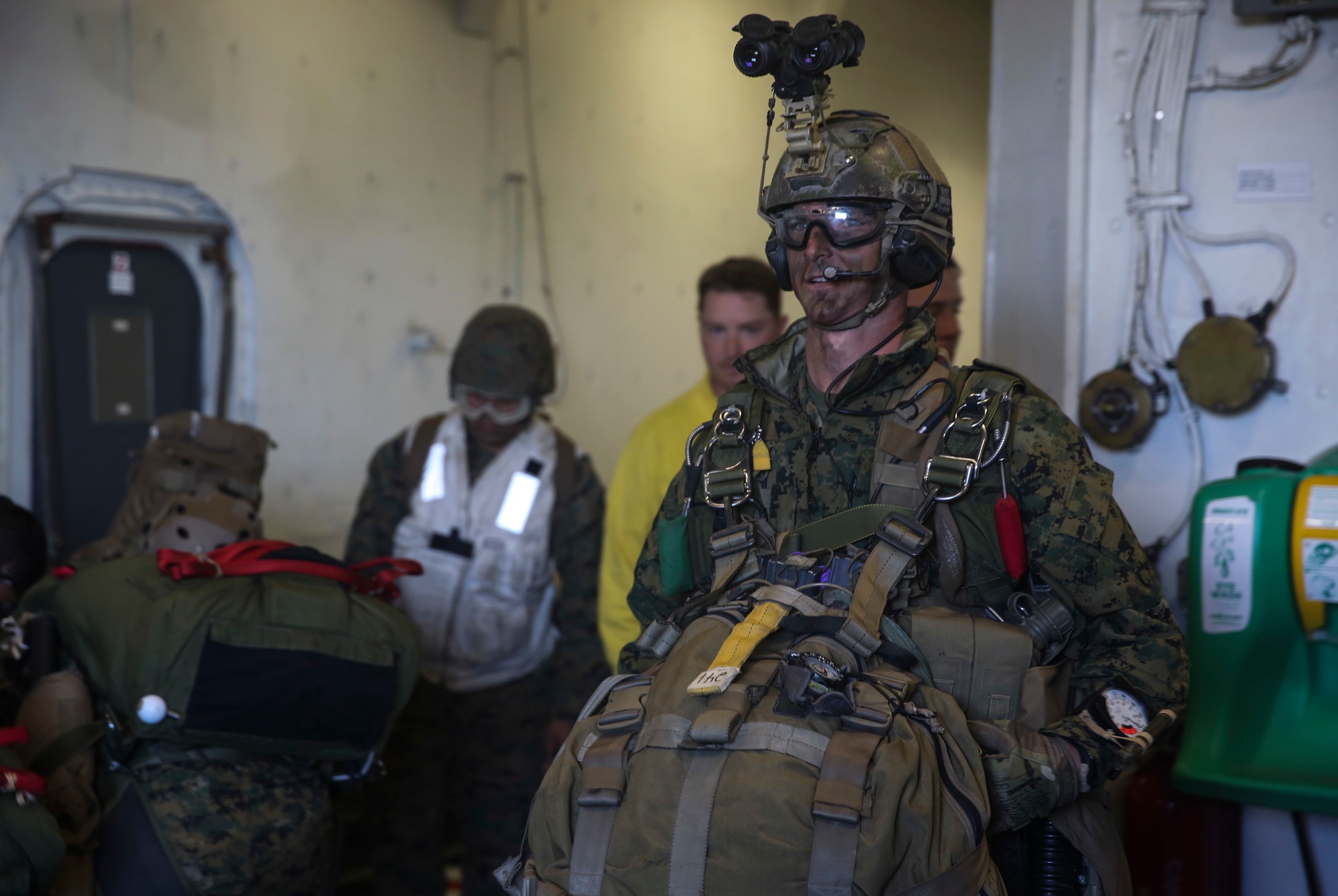 DVIDS - Images - 15th MEU Force Recon Marines prepare for insert