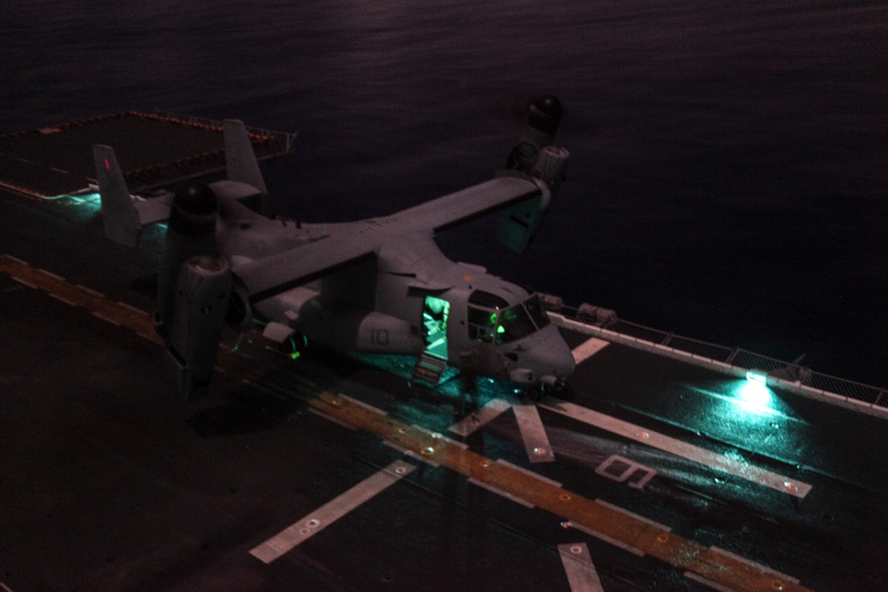 15th MEU Osprey pilots practice night landing ops
