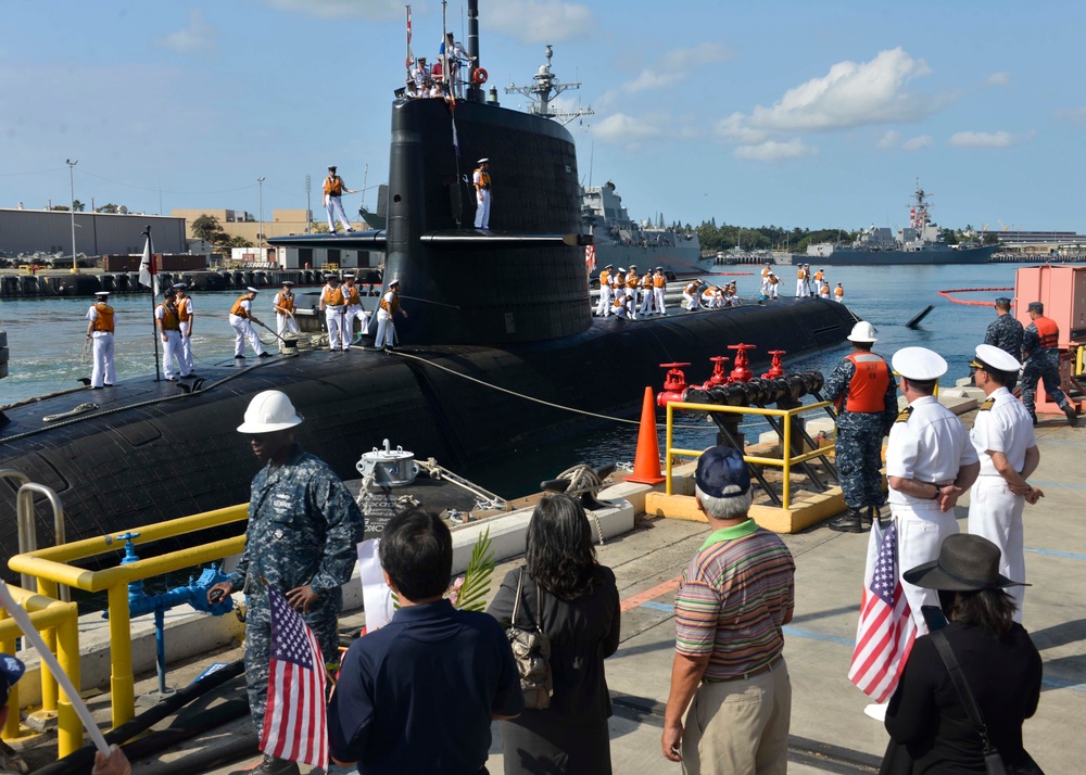 JS Hakuryu arrives in Pearl Harbor