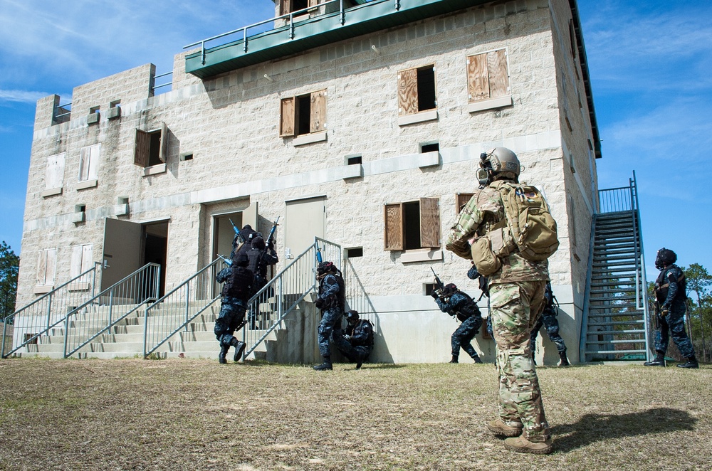 Special Forces Soldiers train Honduran Counter-Narcotic, Counter-Trafficking Force