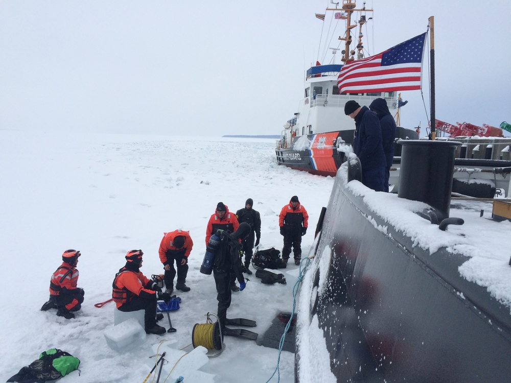Coast Guard, Michigan State Police divers work together