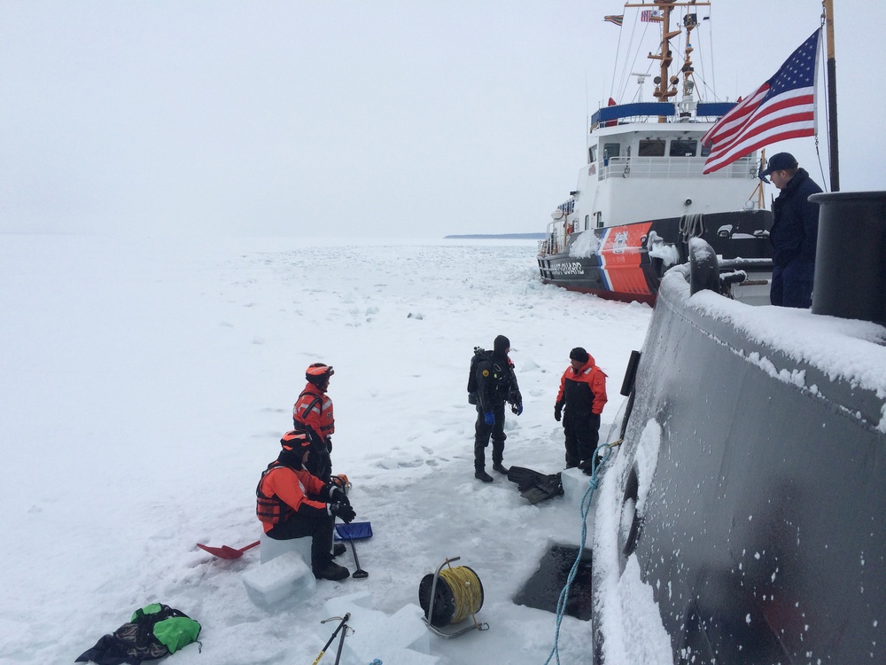 Coast Guard, Michigan State Police divers work together