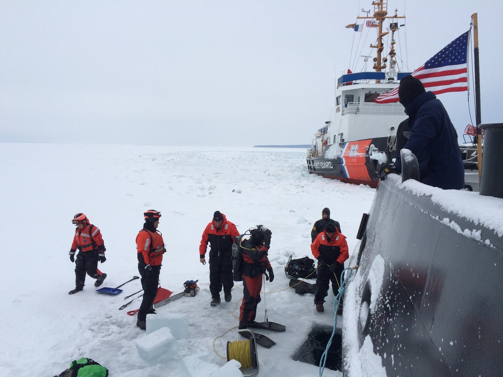 Coast Guard, Michigan State Police divers work together