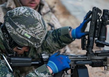 ROK Marines test U.S. Marine weapons