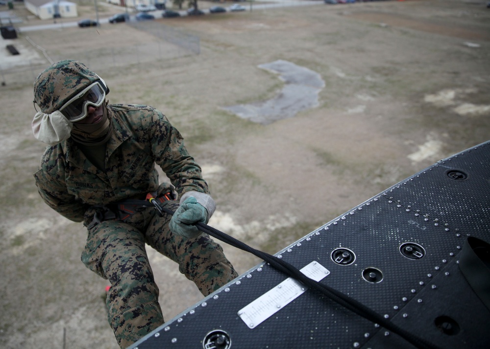Marines learn to master the ropes during helicopter suspension techniques course