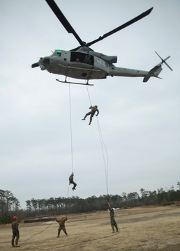 Marines learn to master the ropes during helicopter suspension techniques course