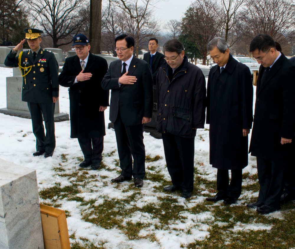 Korean delegation honors X Corps commander at Arlington National Cemetery