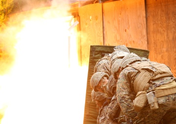 Primed and ready: 2nd CEB conducts urban breach course