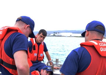 Coast Guardsmen conduct boat crew training