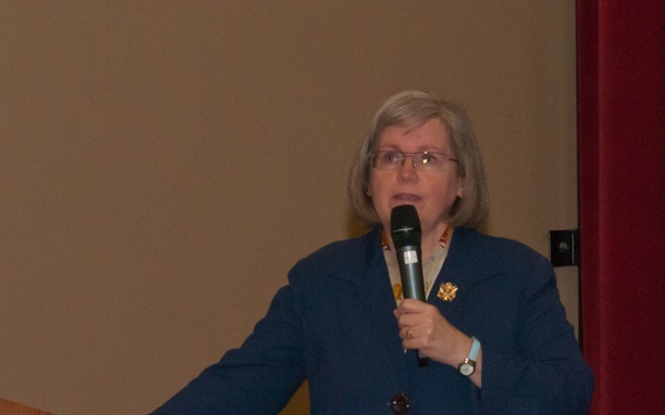 Holly Petraeus talks finances with Idaho Guardsmen