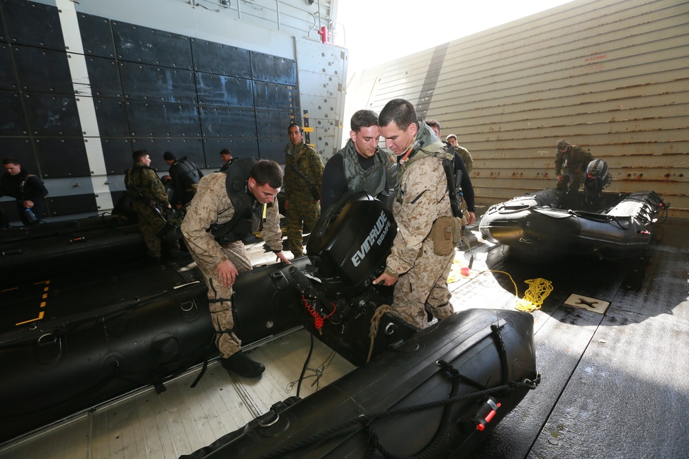 15th MEU Marines launch CRRCs from USS Anchorage