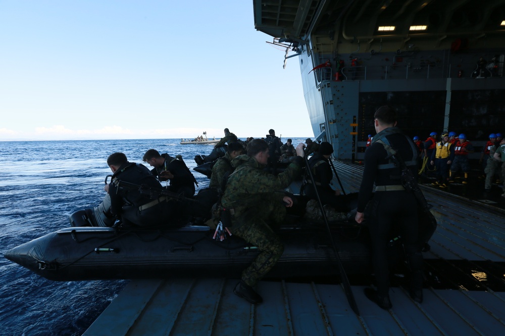 15th MEU Marines launch CRRCs from USS Anchorage