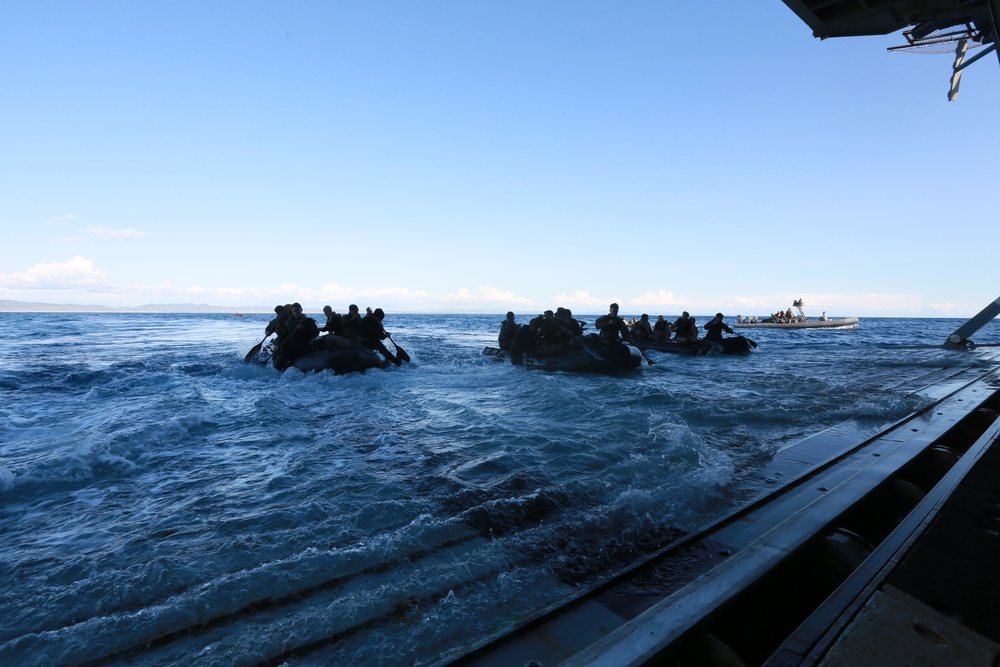 15th MEU Marines launch CRRCs from USS Anchorage