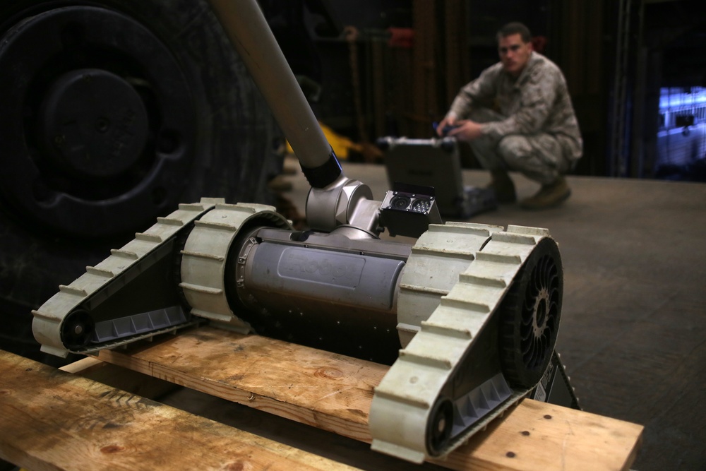 24th MEU conducts EOD training aboard USS Fort McHenry