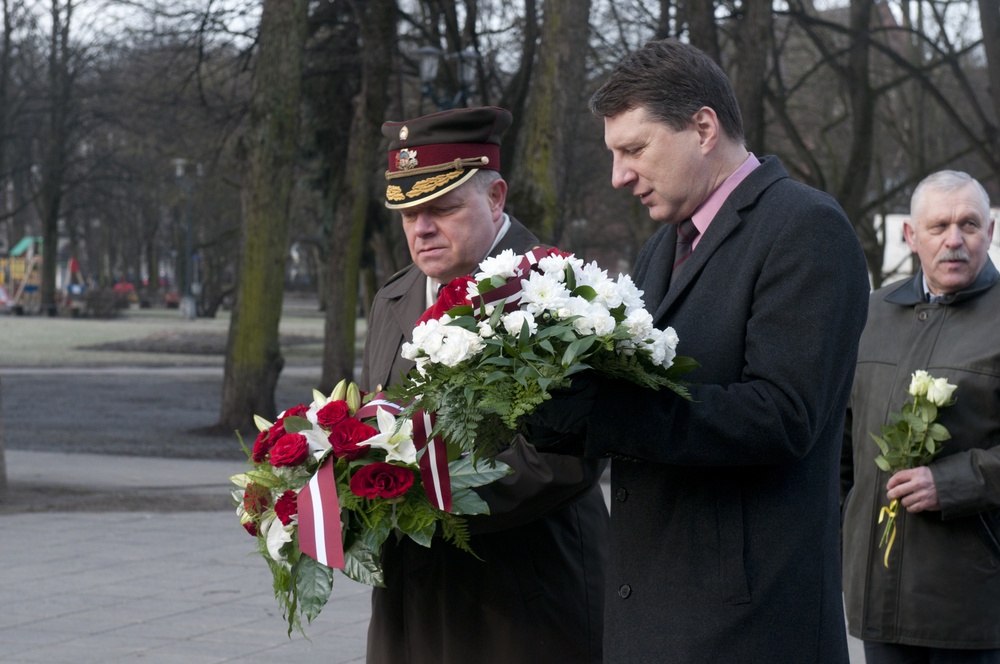 Flower-laying ceremony commemorates 1st Latvian commander