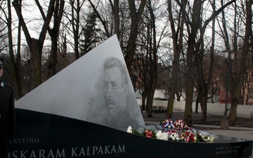 Flower-laying ceremony commemorates 1st Latvian commander