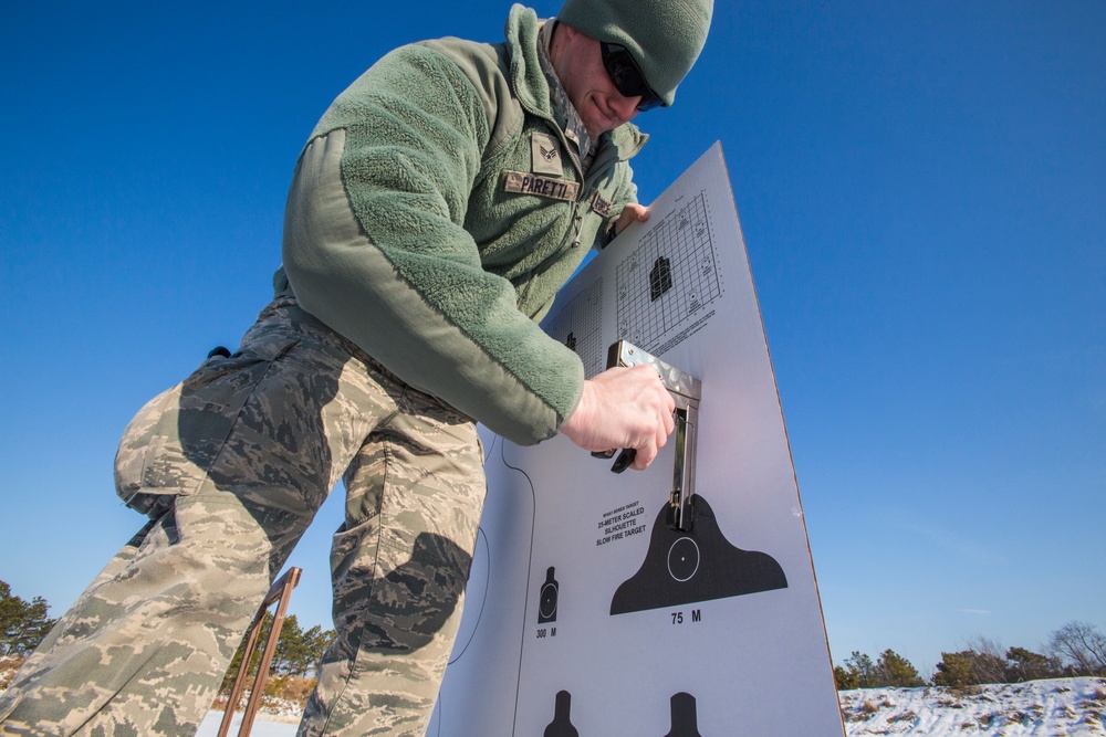 Airmen qualify on M4