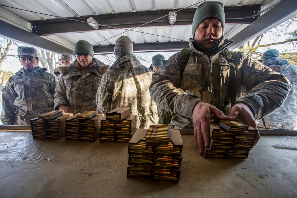 Airmen qualify on M4