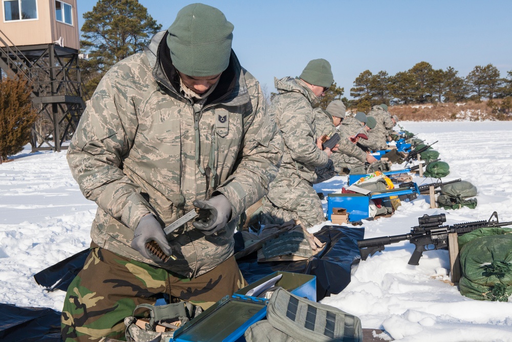 Airmen qualify on M4