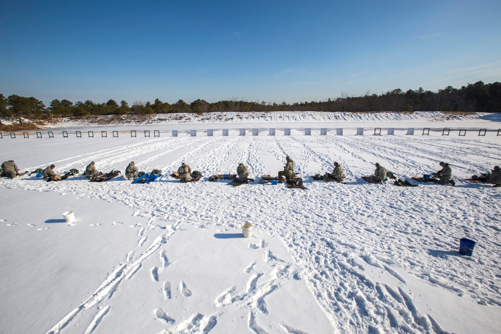 Airmen qualify on M4