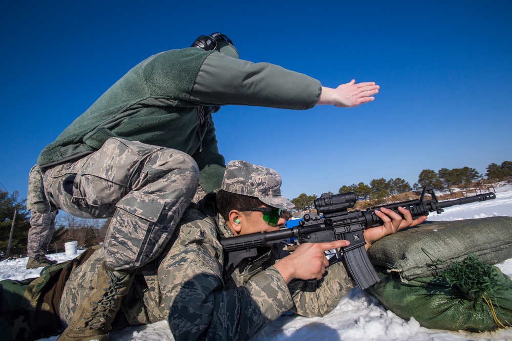 Airmen qualify on M4