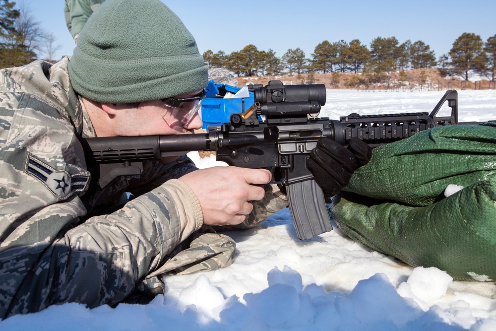 Airmen qualify on M4