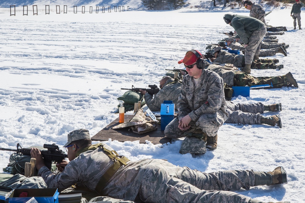 Airmen qualify on M4