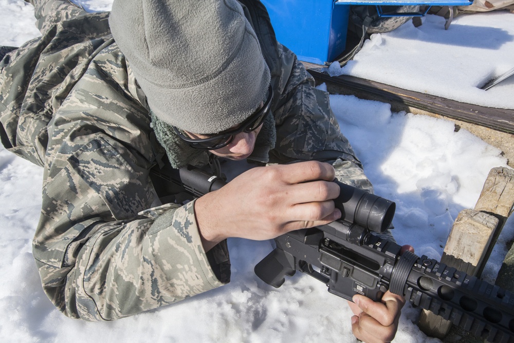 Airmen qualify on M4