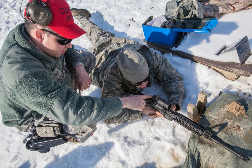 Airmen qualify on M4