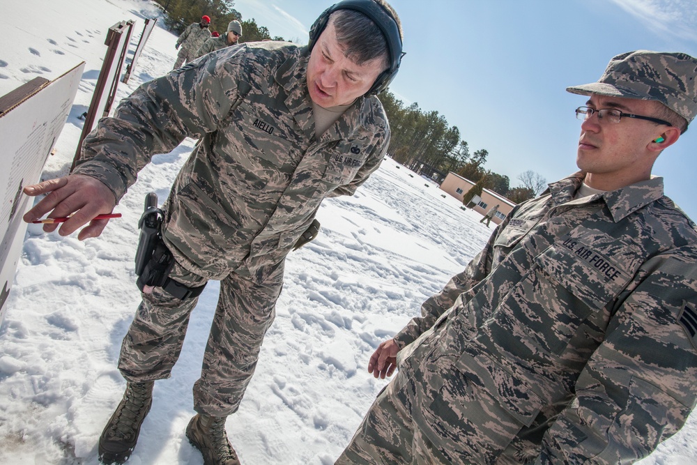 Airmen qualify on M4