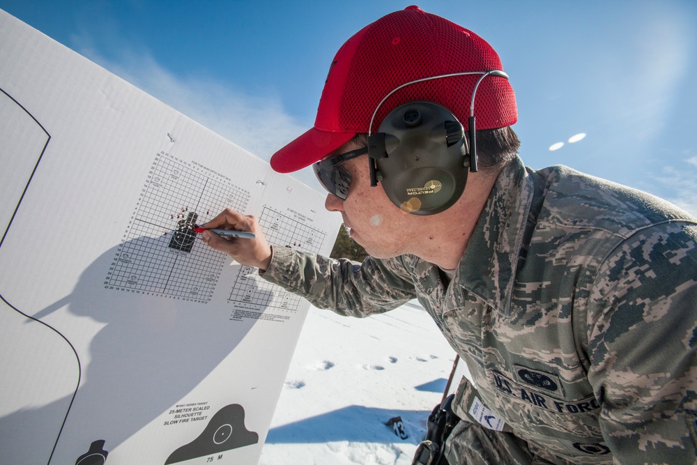 Airmen qualify on M4