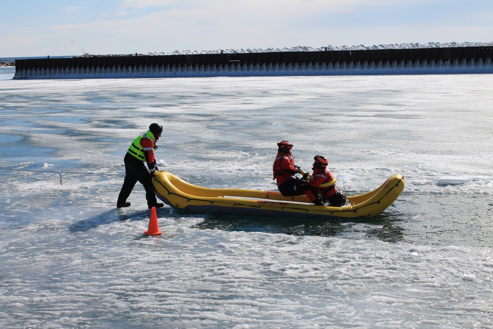 Coast Guard, local agencies conduct ice rescue training in Milwaukee, urge caution as warm temperatures return