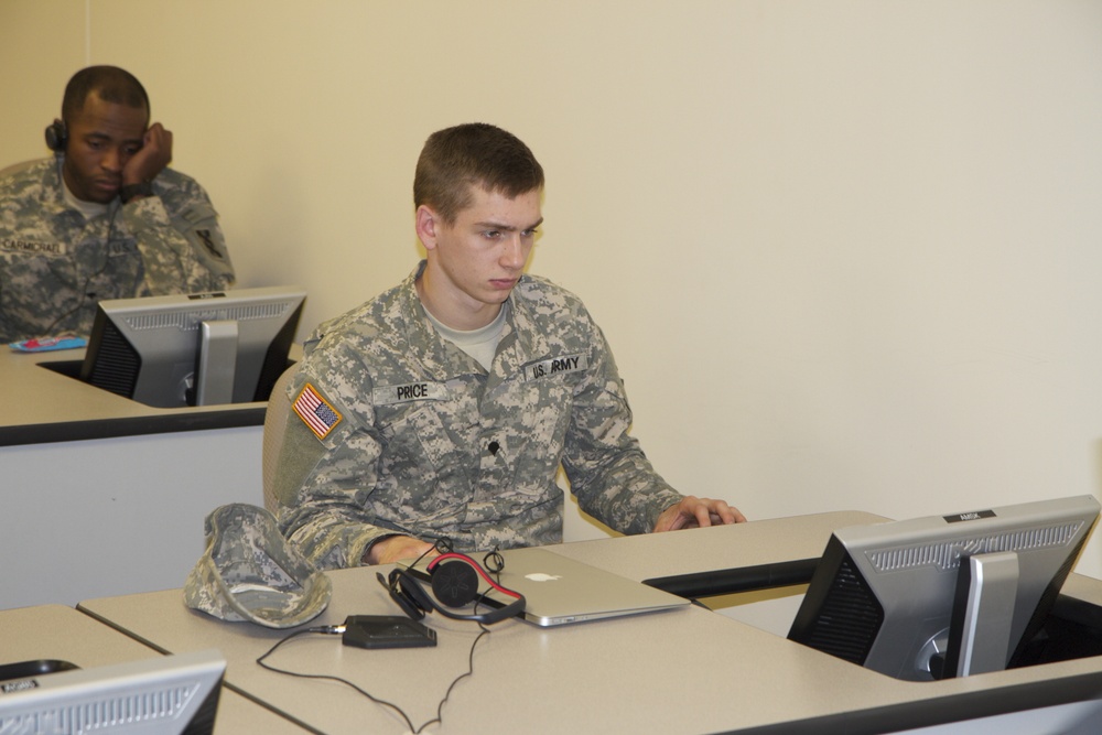 Army Reservists use Distance Learning Lab