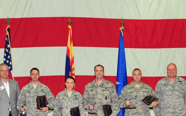 Awards ceremony honors Arizona Guard members