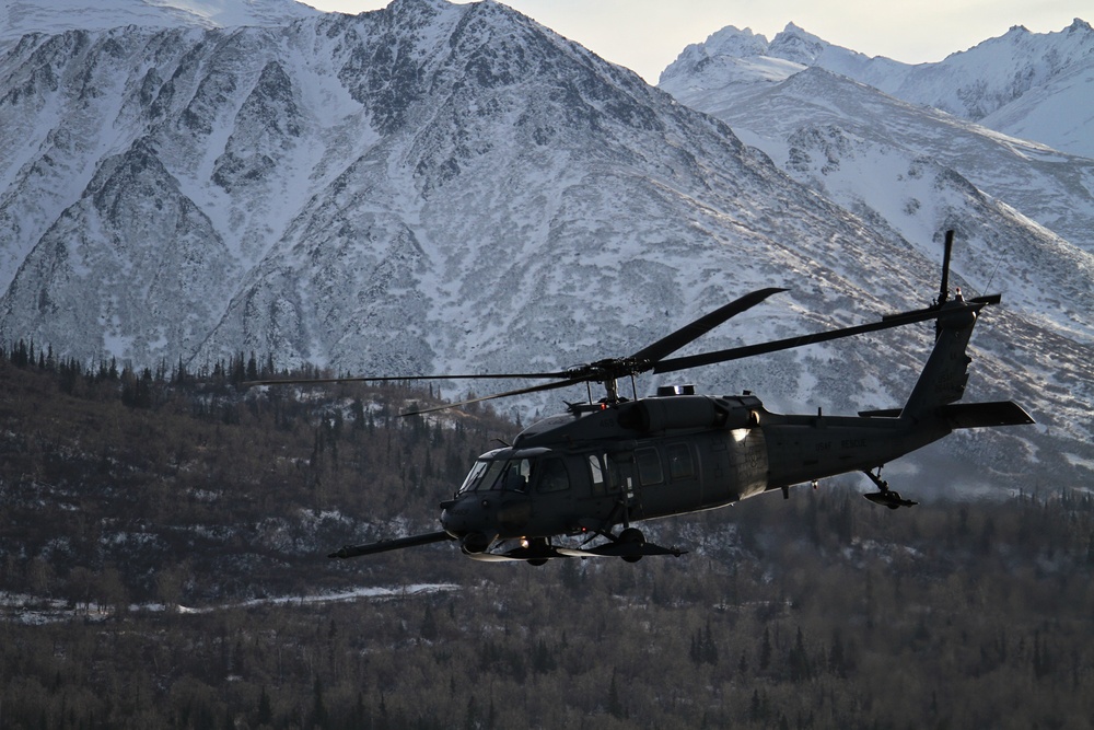 Alaska Air Guardsmen rescue snowmachiner